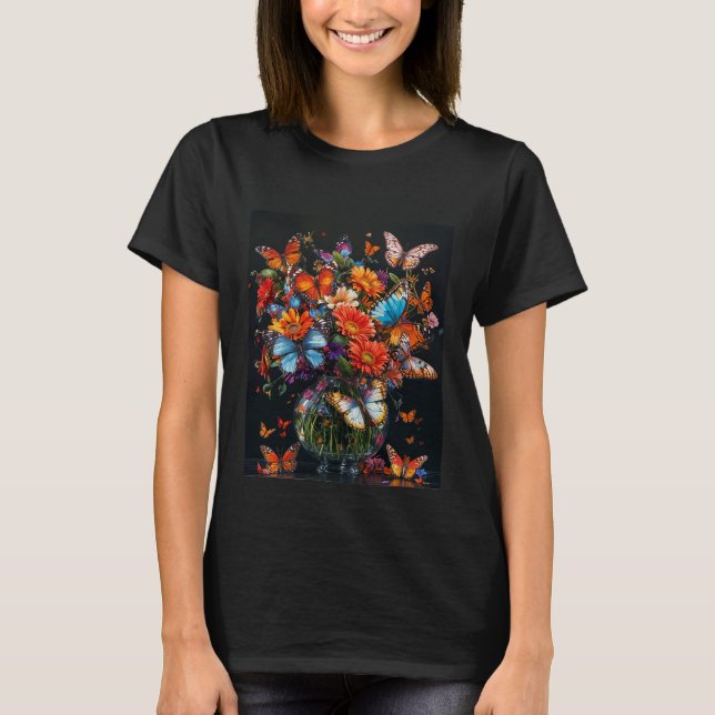 Glas vas med färgstarka fjärilar och blommor. t shirt (Framsida)