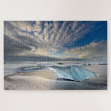 Glasblå is på Jokulsarlon Beach i Islandet