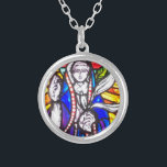 Glasdesign med Religiösa Figur. Silverpläterat Halsband<br><div class="desc">Den kristna kyrkans nedfläckad-glas-design ger en mönster med rikliga rutor av färgad för att skapa denna ljusa och färgstarka glasdesign med en bild av Religiösan Figur.</div>