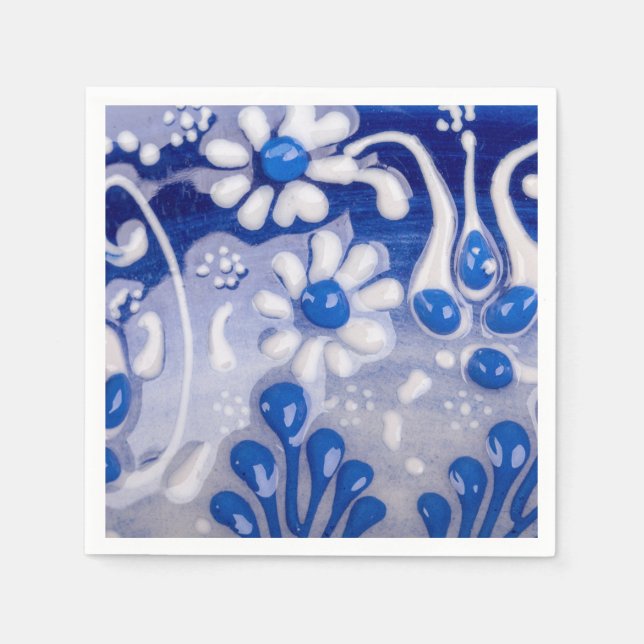 Glaserad grus keramisk mönster nära pappersservett (Framsidan)