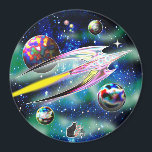 Glasraket Magnet<br><div class="desc">Glasraketen susar genom rymden på en brinnande fackla av eld. Ett klassiskt science fiction-tema som inger en känsla av undran och äventyr. Denna magnet visar galaxen vem som är den mest våghalsige utforskaren av yttre rymden... du! Dess magnetiska energi kan skjuta iväg dig in i din egen fantasis kosmos. Baserad...</div>