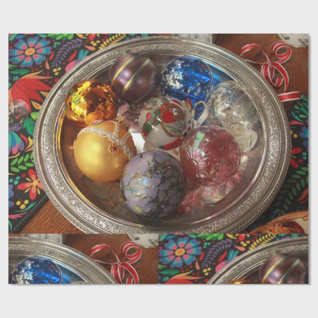 Glass ornaments in silver box with folk art presentpapper (Platt)