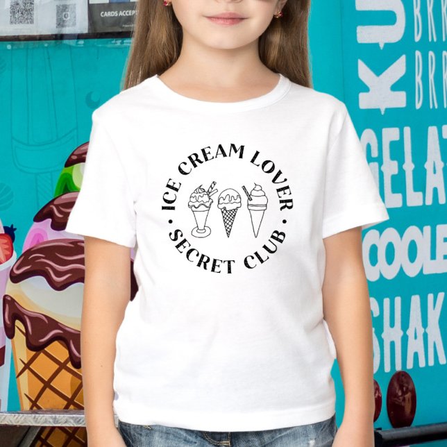 Glassälskare Hemliga Klubb Barn T Shirt (In-context, girl in front of ice cream shop)