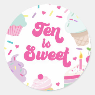 Glasskaka och tårtan är söt 10-årsdag runt klistermärke