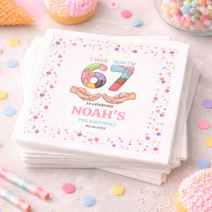 Glasskaka ”Six Seven” 7-års födelsedagsfest för ba Pappersservett