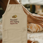 Glästa vid gräddning av Apple Paj Långt Förkläde<br><div class="desc">Glädjande när man bakar äpple paj - lustig textdesign med ett segment av paj .Long Apron från lumiralalaffären.</div>