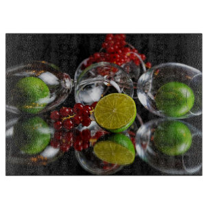 Glasvaror av champagne, körsbär och Lime