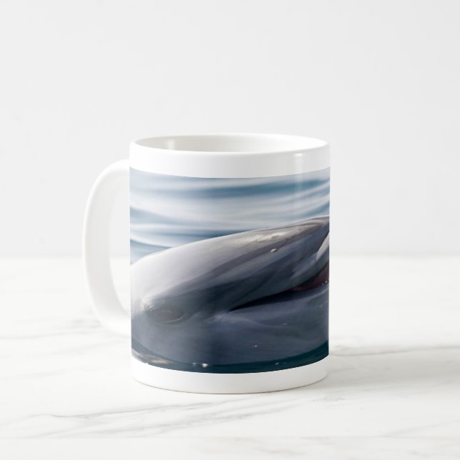 Glatt delfin som stiger upp över klartblått vatten kaffemugg (Framsida vänster)