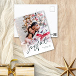 Glatt fotopatöverlägg Kalligrafi Julvit Helg Vykort<br><div class="desc">Glatt Family Photo Overlay Calligraphy julvit. Byt bara ut exempelfotot mot ditt eget och anpassa det till ditt namn och år. Glatt finns i ett snyggt-uppspelningsskript på mörk grönt som kan ändras till ett annat färg om du så önskar.</div>