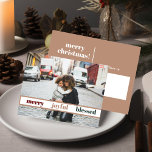 Glatt God jul-fotovykort Vykort<br><div class="desc">Den här julvykortet har ett område där du kan lägga till ett eget familjefoto,  ett modernt handskrivet teckensnitt och kombinationen elegant guld och vitt färg. Redigera *de flesta*-formuleringar så att de stämmer överens med dina behov och redigera all färg som du vill ha.</div>
