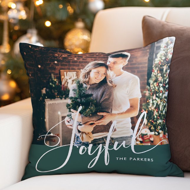 Glatt | Grönt för Elegant och fotojul Kudde (A festive, elegant Christmas pillow in green with your family's photo and modern calligraphy)