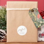 Glatt Guld Script God jul White Runt Klistermärke<br><div class="desc">Glatt Guld Script God jul White. Anpassa enkelt till hälsning och namn. Glatt finns i ett modernt skript i guld som kan ändras till ett annat färg om du så önskar,  liksom den mörk grönt bakgrunden.</div>