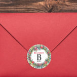 Glatt jul Vattenfärg Namn Monogram Runt Klistermärke<br><div class="desc">Det klassiska klistermärket har ett glatt rött och grönt-färgat julkras-andetag med ett modernt anpassade från början | Monogram och namn. Perfekt att dekorera en gåva på ett känsligt,  elegant och tänkvärt sätt.</div>