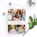 Glatt Modern Family Photo Collage Ro Guld<br><div class="desc">Denna moderna och minimalistiska utformning av ett fotosamlingskort i stil har en "GLATT" formulering i ett enkelt och djärvt sans serif-brev som trycks på guld i ro. Anpassa med dina tre favoritfoton (plus bonusfoto på baksidan), din familj namn och året om. Ytterligare bonusformuleringar finns på baksidan. Perfekt för att ta...</div>