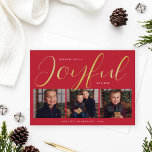 Glatt Modern Red and Guld Script Photo Collage<br><div class="desc">Den här anpassningsbarna för "Glatt" julkort har en unik utformning och minimalistisk helgdag med 3 fotoutrymmen på framsidan och modern och elegant skripttypografi i guld-folie med röd bakgrund från färg. Anpassa det enkla efternamnet eller den namnteckning familjen och året och välj att inkludera ett ytterligare meddelande på baksidan av kortet....</div>