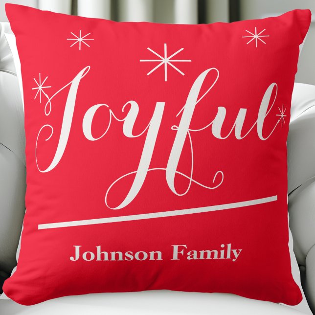 Glatt Namn-Chic av Gift-skript, Rustic Red-jul Kudde ("Joyful" rustic chic red personalized Christmas throw pillow.)