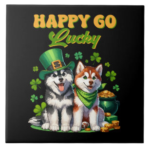 Glatt och lyckligt sött husky St. Patricks dag Kakelplatta