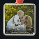 Glatt Roligt Sparkles Helgdag Photo Julgransprydnad Metall<br><div class="desc">Denna vackra julprydnad har en roligt med gnistor eller stjärnor överlagrade ovanpå fotot. Rubriken är Glatt och det finns plats för ditt namn och datum. Enkelt,  elegant,  vishet och snyggt,  detta är ett underbart sätt att skicka helgdag eller köpa som familjekvarné eller minnesmärke.</div>