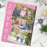 Glatt Rosa 3 Kids Photo Collage Cute Jul Julkort<br><div class="desc">Kortet för färgfoto vid rosa,  med 3 barnfoton i en roligt som överlappar ögonblicksbilden mönster med vit gräns och ord Glatt,  skrivet vertikalt nedåt. Hitta ditt tre favoritkort för bilder för roligtens helgdag.</div>