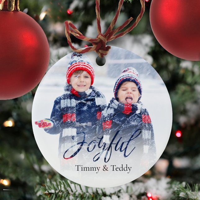 Glatt skript för julfotopatrull - blåsnare snöflin julgransprydnad keramik (Christmas photo ceramic circle ornament with a Joyful Calligraphy script. )