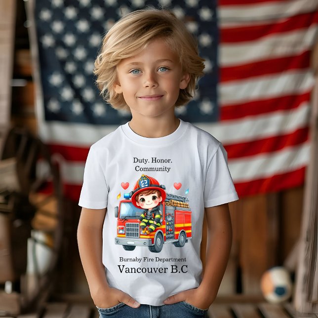 Glatt, ung brandman på röda lastbil t shirt (Skapare uppladdad)