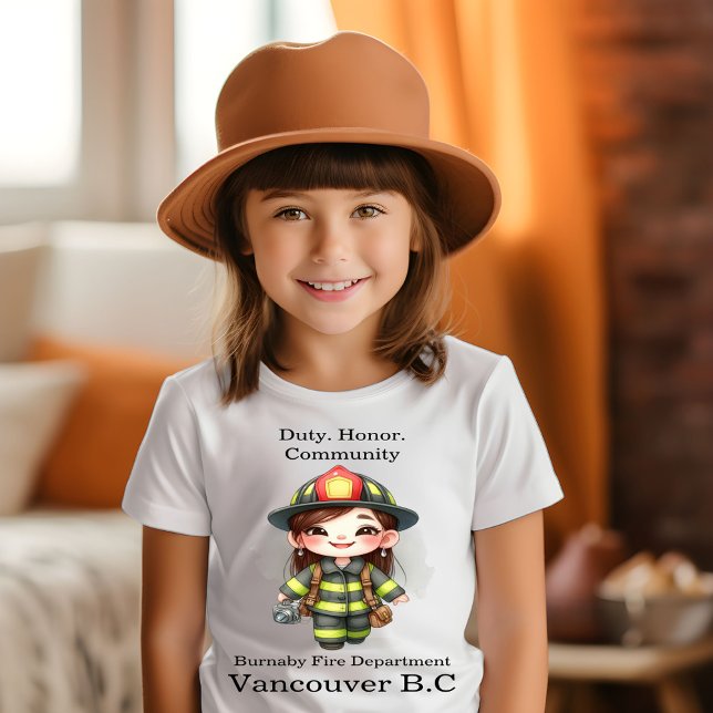 Glatta brandsläckare i ljusa växlar med kamera t shirt (Skapare uppladdad)