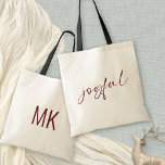 Glatta Burgundy Calligraphy Monogram Initialer Tygkasse<br><div class="desc">Glatta Burgundy Calligraphy Monogram Initialer. Glatt finns i ett modernt skript i en lekfull uppsättning i burgundröd som kan ändras till ett annat färg om du så önskar. Anpassa din eller mottagarens initialer på andra sidan.</div>