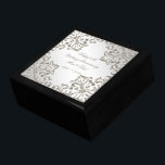 Glitter 60:e årsdagen för Diamond Bröllop Minnesask<br><div class="desc">En Digitalbcon Bilder Design med ett platinum-silver-färg- och glitter-diamanttema med en rad olika bilder, former, mönster, stilar och typsnitt i denna natura"Glitter 60:e diamantdagen Bröllop anpassningsbar"-presentationsruta. Den här eleganten och den här attraktiva designen är kompletta med anpassadets textbrev till kostym vid ditt eget speciella tillfälle. FULLGÖR DIN MEMORABLA BRÖLLOP ÅRSARI...</div>