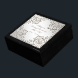 Glitter 60:e årsdagen för Diamond Bröllop Minnesask<br><div class="desc">En Digitalbcon Bilder Design med ett platinum-silver-färg- och glitter-diamanttema med en rad olika bilder, former, mönster, stilar och typsnitt i denna natura"Glitter 60:e diamantdagen Bröllop anpassningsbar"-presentationsruta. Den här eleganten och den här attraktiva designen är kompletta med anpassadets textbrev till kostym vid ditt eget speciella tillfälle. FULLGÖR DIN MEMORABLA BRÖLLOP ÅRSARI...</div>
