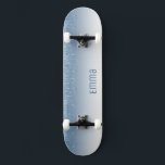 Glitter Blue Skateboard med Namn<br><div class="desc">Anpassa enkelt den här anpassningsbarnas rosa faux glitter-skateboard. Gör den här skateboard till din egen genom att lägga till texten. Om du vill komma åt avancerad redigering går du till "Anpassa den här verktygen" och klickar på "Information", rulla ner och tryck på länken "klicka för att anpassa ytterligare". Perfekt för...</div>