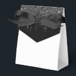 Glitter Drip Festlåda Presentaskar<br><div class="desc">Presentlåda visas med svart och vit falsk glitter-drypp tryck på främre klaffen. 
Perfekt för gåvor med godsaker. Anpassa denna vara eller köp som den är.
Tips: Lägg bara till dina fina godsaker och lägg till lite snygg band.




Licensierat tryck</div>