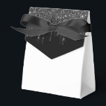 Glitter Drip Festliga Presentlåda<br><div class="desc">Favoritlåda visas med svart och vitt falskt glitterdropp tryck på främre klaffen. 
Perfekt för gåvor med godsaker. Anpassa denna vara eller köp som den är.
Tips: Lägg bara till dina fantastiska godsaker och lägg till lite snygg band.




Licensierat tryck</div>