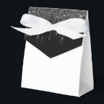 Glitter Drip Party Presentenhet Presentaskar<br><div class="desc">Presentlådan är försedd med ett svart och vitt falskt glitter-dropp tryck på främre klaffen. 
Perfekt för presentgåvor. Anpassa denna vara eller köp som den är.
Tips: Lägg bara till dina fantastiska godsaker och lägg till lite snygg band.




Licensierat tryck</div>