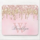 Glitter Drives Girly  Rosa ros Guld Monogram Musmatta<br><div class="desc">Modern, gigantisk rosa ros guld glitter droppar det egna namnet monogrammad mousserande. Den här designen har ljusa pastellbilder rosa ros guld och gult guld gnistra glitter på rosa vattenfärgsbakgrund med namn och en inledande monogrammall för text. Namn är skrivet med ett elegant söt-handskrivet stil-teckensnitt. Perfekt feminin gigabyte till födelsedag och...</div>