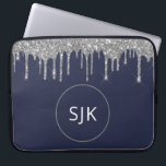 Glitter Drivs marinblått Silver Girly Monogrammed Laptop Fodral<br><div class="desc">Luxury Silver och Navy Blue Faux Glitter och Gnistra Elegant Monogrammed Initialer Fodral. Fodral kan anpassas så att det omfattar ditt första och första namn.</div>