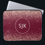 Glitter Monogram  Rosa ros Guld Burgundy Red Laptop Fodral<br><div class="desc">Rosa - Ro Guld och Burgundy Red Faux Glitter och Gnistra Elegant Monogrammed Initialer Fodral. Fodral kan anpassas så att det omfattar ditt första och första namn.</div>