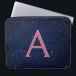 Glitter och Monogram för marinblått och Ro Guld oc Laptop Fodral<br><div class="desc">Floden Blå och Ro Guld Faux Glitter och Gnistra Elegant Monogram Fodral. Fodral kan anpassas så att det omfattar ditt första och första namn med en midnattsblå helgdag himmel.</div>
