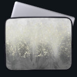 Glitter Swirl Laptop Fodral<br><div class="desc">Glitter Swirl I av Jennifer Goldberger. Konstruktion med vackra grått-snurrar och guld-fläktar.</div>