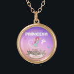 👸 Glittering Fairy Princess eget namn    Guldpläterat Halsband<br><div class="desc">Det är varje flickas fantasi att vara en vacker prinsessa. Den här designen har en smakfull prinsessa, en elegant krona till ställe i din yngsters namn, en mousserande bakgrund av fairy dust och en mousserande älv. Både ord "Little Princess" är skriven i speciella typsnitt. Perfekt att få din tjej att...</div>