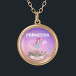 👸 Glittering Fairy Princess eget namn    Guldpläterat Halsband<br><div class="desc">Det är varje flickas fantasi att vara en vacker prinsessa. Den här designen har en smakfull prinsessa, en elegant krona till ställe i din yngsters namn, en mousserande bakgrund av fairy dust och en mousserande älv. Både ord "Little Princess" är skriven i speciella typsnitt. Perfekt att få din tjej att...</div>