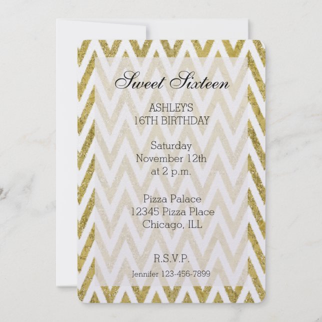 Glittery Guld White Chevron Rand Sweet sixteen Inbjudningar (Baksida)