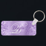 Glittery Lavender Foil Finare Monogram Nyckelring<br><div class="desc">Elegant ljust lila glitter med gnistor mot ett faux lavender-borstat metall-folie. Monogrammet för kalligrafi av royalet finare och vit finare i mitten kan anpassas. All sparsam och glansig inslag i denna moderna gigantiska design är digital grafik. Monogrammed värdefull nyckelring party favors för hennes speciella födelsedag. Det skulle vara en trevlig...</div>