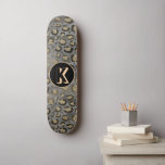Glittery Leopard Skriv ut på Glossy Grått Monogram Mini Skateboard Bräda 18,5 Cm<br><div class="desc">Glaset guld leopard trycks på en glansig ombre grått-bakgrund för glam från extra. I mitten finns en svart cirkel där du kan personlig den med ett brev. Glitzy chic vibes.</div>