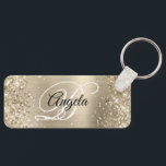 Glittery Light Gold Foil Finare Monogram Nyckelring<br><div class="desc">Elegant blek champagne guld glitter med gnistor mot ett pluttigt plåtbildsmönster från metall. Det går att anpassa kalligrafimonogrammet för svart och vitt finare i mitten. All sparsam och glansig inslag i denna moderna gigantiska design är digital grafik. Monogrammed värdefull nyckelring party favors för hennes speciella födelsedag. En underbar storlek för...</div>