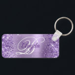 Glittery Light Lila Foil Finare Monogram Nyckelring<br><div class="desc">Elegant lila glitter med gnistor mot en faux klassisk ljusbild i lila med borstad bild av metall. Monogrammet för kalligrafi av royalet finare och vit finare i mitten kan anpassas. All sparsam och glansig inslag i denna moderna gigantiska design är digital grafik. Monogrammed värdefull nyckelring party favors för hennes speciella...</div>