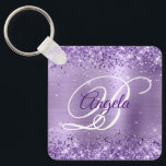 Glittery Light Lila Foil Finare Monogram Nyckelring<br><div class="desc">Elegant lila glitter med gnistor mot en faux klassisk ljusbild i lila med borstad bild av metall. Monogrammet för kalligrafi av royalet finare och vit finare i mitten kan anpassas. All sparsam och glansig inslag i denna moderna gigantiska design är digital grafik. Monogrammed värdefull nyckelring party favors för hennes speciella...</div>