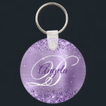 Glittery Light Lila Foil Finare Monogram Nyckelring<br><div class="desc">Elegant lila glitter med gnistor mot en faux klassisk ljusbild i lila med borstad bild av metall. Monogrammet för kalligrafi av royalet finare och vit finare i mitten kan anpassas. All sparsam och glansig inslag i denna moderna gigantiska design är digital grafik. Monogrammed värdefull cirkel formar nyckelring party favors för...</div>