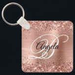 Glittery Ro Gold Foil Finare Monogram Nyckelring<br><div class="desc">Elegant guld glitter med gnistor mot en motsvarande bild av den borrade metall-folie som används i faux. Det går att anpassa kalligrafimonogrammet för svart och vitt finare i mitten. All sparsam och glansig inslag i denna moderna gigantiska design är digital grafik. Monogrammed värdefull nyckelring party favors för hennes speciella födelsedag....</div>