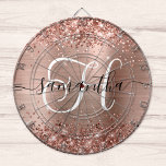 Glittery Ro Guld Glam Monogram Darttavla<br><div class="desc">Skapa din egen gigantiska personlig monogramkartong för henne. Anpassa det svarta och vita dekorativa monogrammet med elegant namnteckning kalligrafi för stil. Monogrammanuset stil Àr sÄ dekorativt att det mÄste centreras för en del brev. Det hÀr namnteckning stil moderna teckensnittet har vackra sabbascher. Glam-bakgrunden har en fÀrgad för gradient i ro...</div>