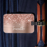 Glittery Ro Guld Glam Namn Bagagebricka<br><div class="desc">Anpassa det moderna handskrivna stil-skriptet för att skapa din egen märkre. Lägg till en monogramsstart för att skapa en första inledande namn-kombination. Flickfaux  rosa och ro guld glitter och borstad metall-folie digital konst (den kommer att tryckas som ett foto på ditt moderna fodral). Reselagringsstuffer.</div>